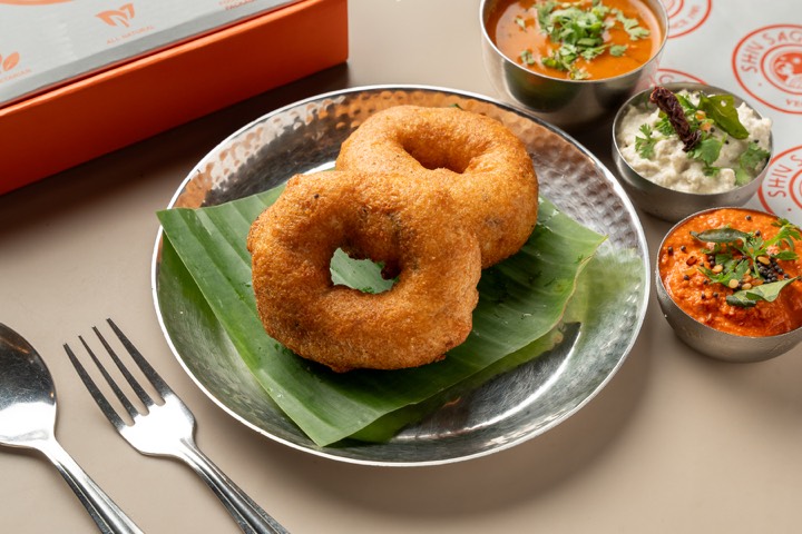 Medu vada on a banana leaf for Shiv Sagar